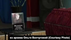 Гроб экс-заключенного Филиппова в школе Макавеево
