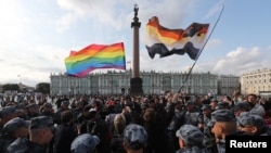 Архивное фото. Полицейские окружают участников акции в защиту прав ЛГБТ в Петербурге, 2019 год