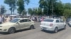 Тысячи посетителей парка "Ашхабад" в Ташкенте вышли на дороги после отмены проводившейся на территории парка акции по бесплатной раздаче игрушек и мороженого