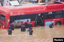 Спасатели ищут погибших и пострадавших в автобусе, застрявшем в туннеле из-за наводнения. Чхонджу, Южная Корея, 16 июля 2023 года. Фото: Reuters
