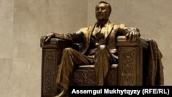 Памятник Нурсултану Назарбаеву, стоявший ранее в Национальном музее