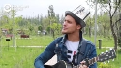Андрей из Самары уехал из России, чтобы не идти на войну, и поет на улицах Бишкека