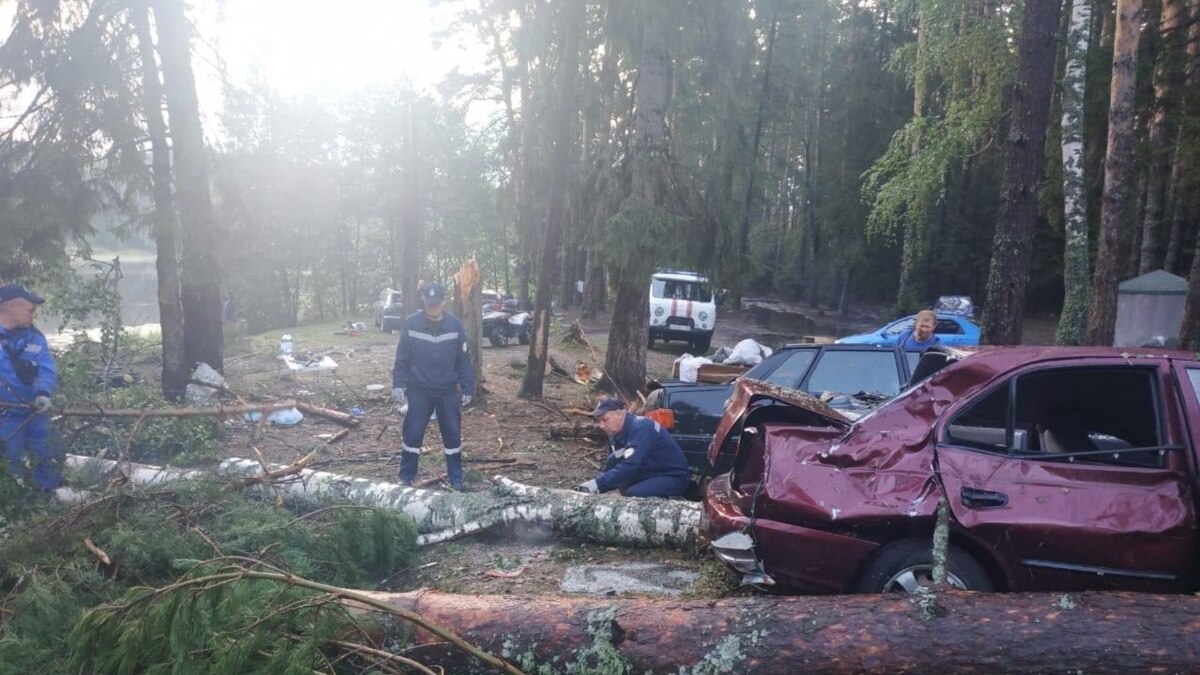 В Марий Эл во время урагана деревья завалили палаточный лагерь: восемь  человек погибли, более 20 пострадали