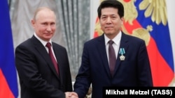 Владимир Путин и тогдашний посол Китая в России Ли Хуэй, награжденный российским орденом Дружбы. Москва, 2019 год