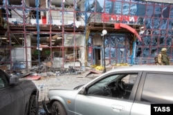 Белгород. Автомобиль у здания, поврежденного в результате обстрела города, на улице Плеханова. Февраль, 2024 год