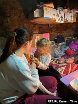 Дочери Катерины укрываются в подвале, весна 2022 года