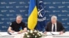 Генпрокурор Украины Андрей Костин и секретарь Международного уголовного суда Питер Льюис подписывают соглашение об открытии украинского представительства МУС