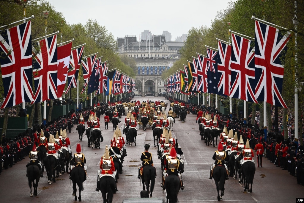 Церемония началась с торжественного шествия от Букингемского дворца до Вестминстерского аббатства