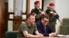 Экс-командующий 58-й армией РФ Иван Попов (на фото слева) в зале суда