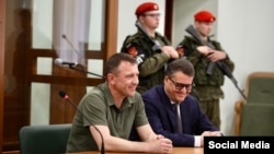 Экс-командующий 58-й армией РФ Иван Попов (на фото слева) в зале суда