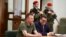 Экс-командующий 58-й армией РФ Иван Попов (на фото слева) в зале суда