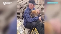 Казахстанец, которого успели эвакуировать от наводнения, встречает своего пса Диму, который выжил в потопе 