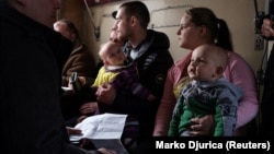 Жители села Миньковка Бахмутского района Донецкой области в эвакуационном поезде, 13 февраля 2023 года