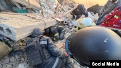 Спасатели ищут пострадавших под завалами жилого дома в Купянске Харьковской области после авиаудара войск РФ