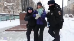 В России задерживают за антивоенные акции в годовщину вторжения в Украину