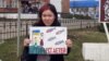 У суда, в котором рассматривают дело Алексея Москалева, задержали активистку с плакатом "Путин ест детей". Ее оштрафовали на 50 тысяч рублей