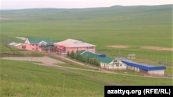 Бывшее здание медресе на плато Ушконыр. Имущество зарегистрировано на «жену» Сатыбалды Асель Бахтияркызы. Алматинская область, 23 мая 2023 года