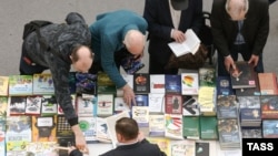 Посетители книжной ярмарки Non/fiction в Москве в апреле 2023 года. Фото: ТАСС