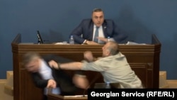 Лидер оппозиционной партии "Граждане" Алеко Элисашвили подрался с одним из лидеров правящей партии "Грузинская мечта" Мамукой Мдинарадзе во время обсуждения законопроекта об "иноагентах"