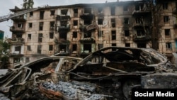 Последствия российского ракетного удара по жилой пятиэтажке в Кривом Роге