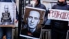 "Путин боится Навального даже мертвого". Политологи и соратница оппозиционера объясняют, почему родным не отдают тело политика