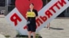 Символ мира на коляске: жительница Тольятти проводит "тихие" протесты против войны, наклеив "пацифик" на коляске дочери
