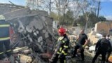 Под завалами кафе в селе Гроза Харьковской области могут оставаться люди – включение с места событий