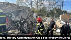 Под завалами кафе в селе Гроза Харьковской области могут оставаться люди – включение с места событий