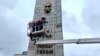 В Киеве демонтируют советскую звезду со стелы "Город-герой Киев"