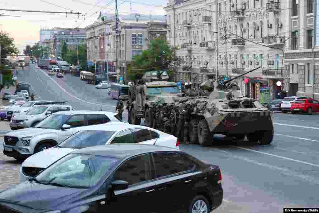 СМИ массово публикуют фото и видео военной техники вагнеровцев в Ростове