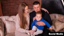 Родители больного спинально-мышечной атрофией первого типа трехлетнего Миши Бахтина добились выдачи ему необходимого лекарства