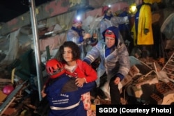 Спасатели вытащили девочку из-под завалов. Хатай, 6 февраля 2023 года. Фото: SGDD