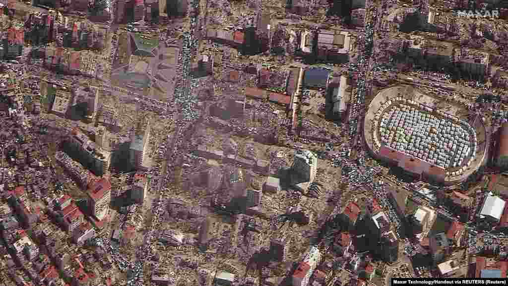 На спутниковом снимке показаны разрушенные здания и аварийные убежища на стадионе после землетрясения в Кахраманмарасе, Турция, 8 февраля 2023 года.
