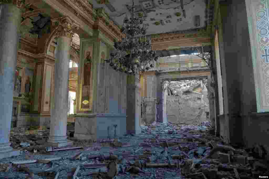 По словам клирика, нарушен фундамент собора, центральные сваи, половина здания осталась без крыши, повреждена лепнина, вылетели все окна