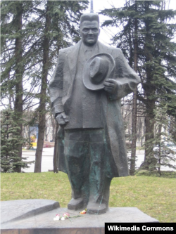 Бронзовый памятник Улманису был открыт 22 июля 2003 года. После ввода советских войск в Латвию он был вынужден уйти в отставку, 22 июля 1940 года покинул страну, спустя год был арестован в России, затем его переправили в Красноводск (ныне Туркменбаши) в Туркменистане. Умер 20 сентября 1942 года. Похоронен на местном кладбище, его могила не найдена