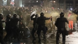 "Не можем допустить, чтобы страна стала пророссийской". В Тбилиси всю ночь продолжались протесты против закона об "иноагентах"
