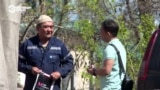  "Я хозяин!" Свекор бьет невестку на глазах журналистов: случай семейного насилия в Кыргызстане