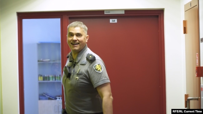 Охранник Алексей Бабаев проводит экскурсию по Таллиннской тюрьме