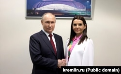 Опубликованное на сайте Кремля фото встречи Евгении Гуцул и Владимира Путина на молодежном фестиваля в Сочи, 7 марта 2024 года