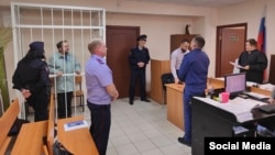 Священника Игоря Максимова отправили по домашний арест из-за размещенной в храме иконы со Степаном Бандерой