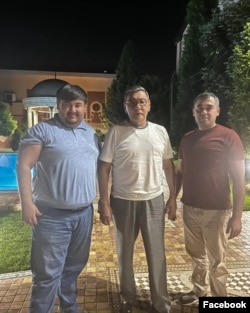 Директор ООО Ultimo Group Limited Равшан Муталов (первый справа) с Гафуром Рахимовым (в центре), который остается в черном списке США.