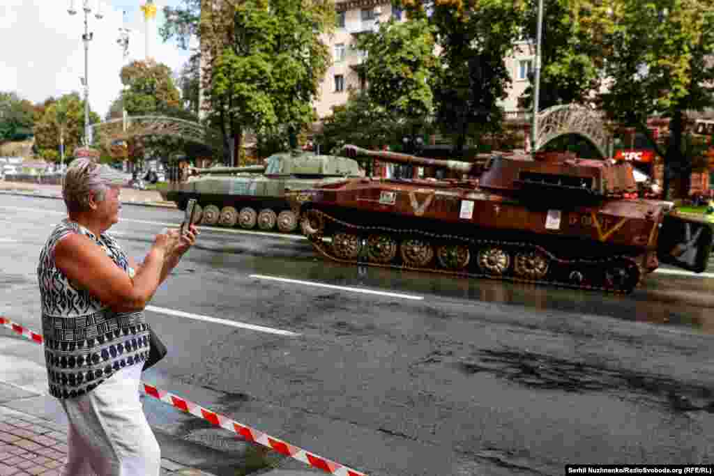 Прохожие на Крещатике фотографируют российскую технику, уничтоженную в боях. Киев, 21 августа 2023 года