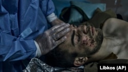 Военный врач оказывает первую медицинскую помощь солдату ВСУ под Бахмутом. Апрель, 2023 год