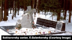 Памятник полякам – жертвам репрессий на Левашовском кладбище в Петербурге, архивное фото
