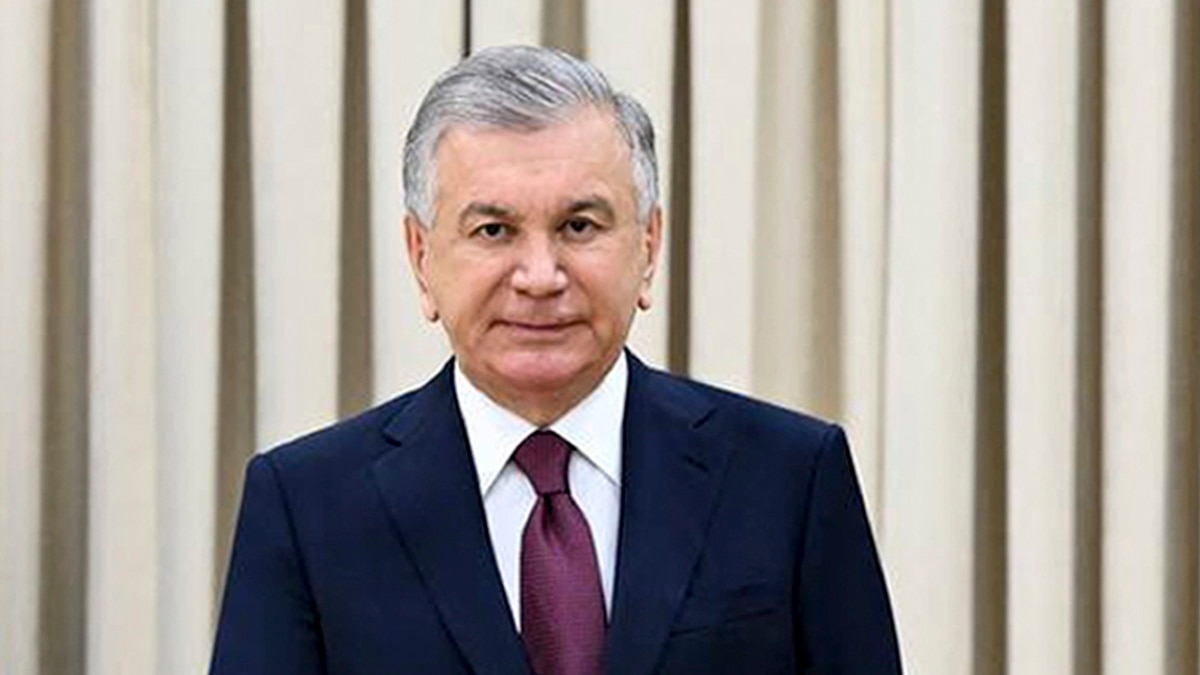 Президент Узбекистана приехал в школу и предложил заложить часть окон в ...