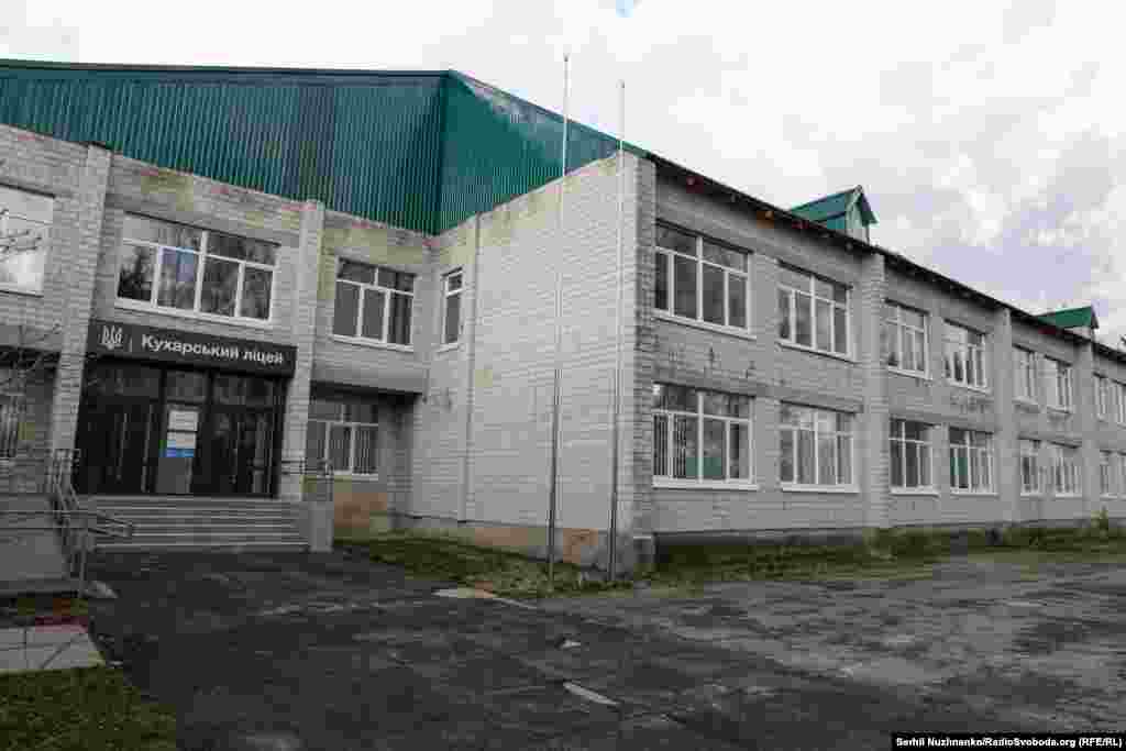 Школа в селе Кухари Киевской области после российской оккупации, март 2022 года / По состоянию на март 2024 года школьное учреждение отремонтировали и возобновили учебный процесс