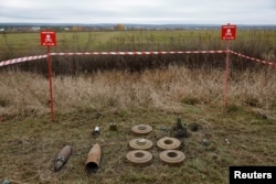 Мины, обнаруженные саперами в поле в Харьковской области. Октябрь 2022 года. Фото: Reuters