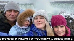 Екатерина Дмитриченко во время обстрела потеряла мать Елену (на фото Елена крайняя справа)