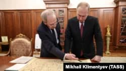 Президент России Владимир Путин и председатель Конституционного суда России Валерий Зорькин