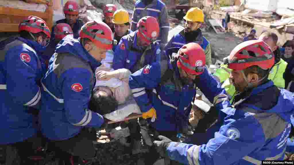 Поисково-спасательная группа спасла 30 человек под завалами во время землетрясения в Кахраманмараше. 8 февраля 2023&nbsp;